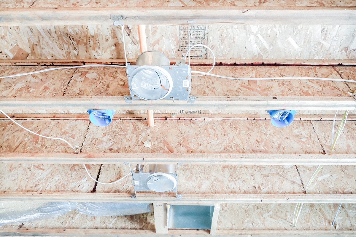 Recessed lighting and pendant lights in the kitchen