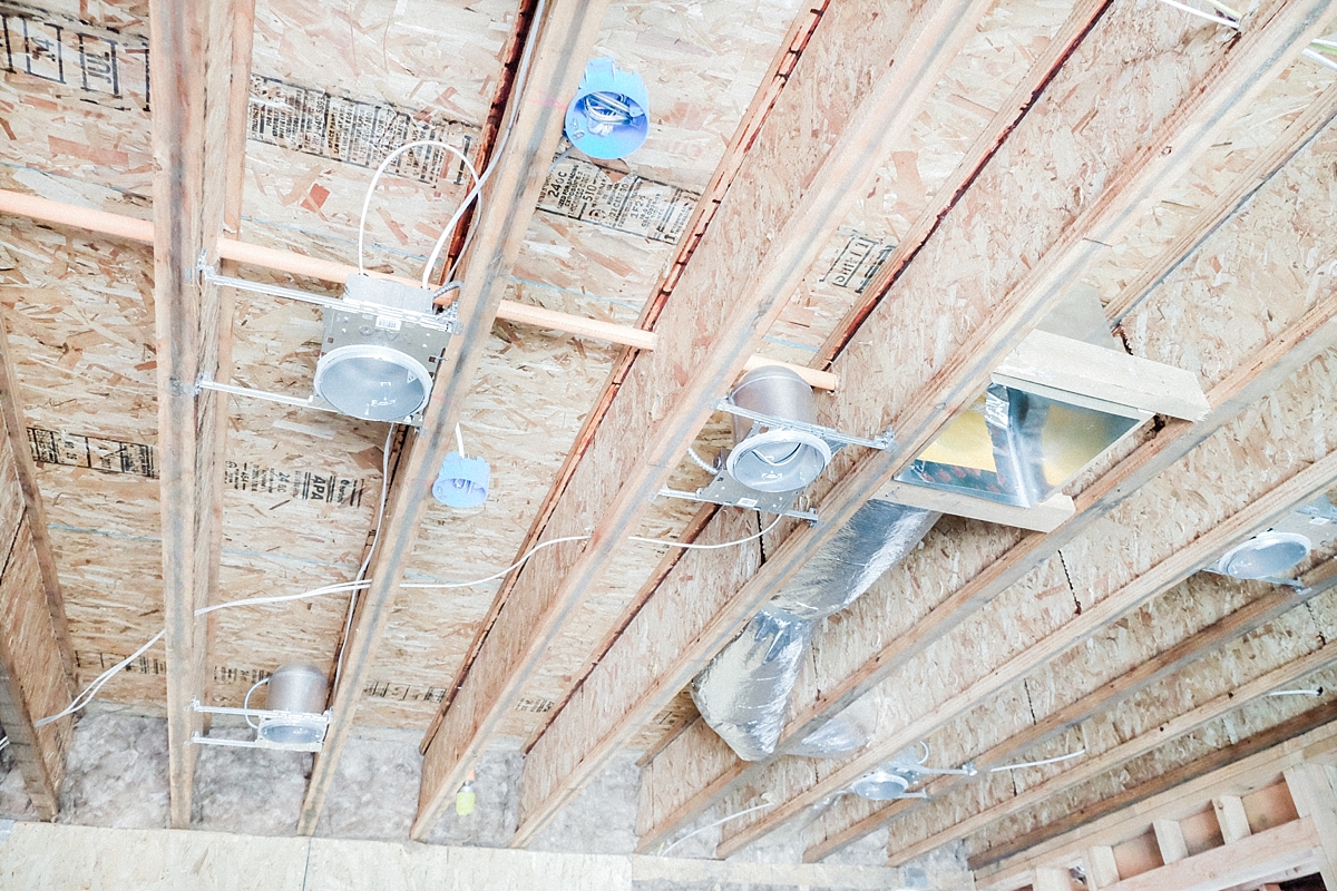 Recessed lighting and pendant lights in the kitchen