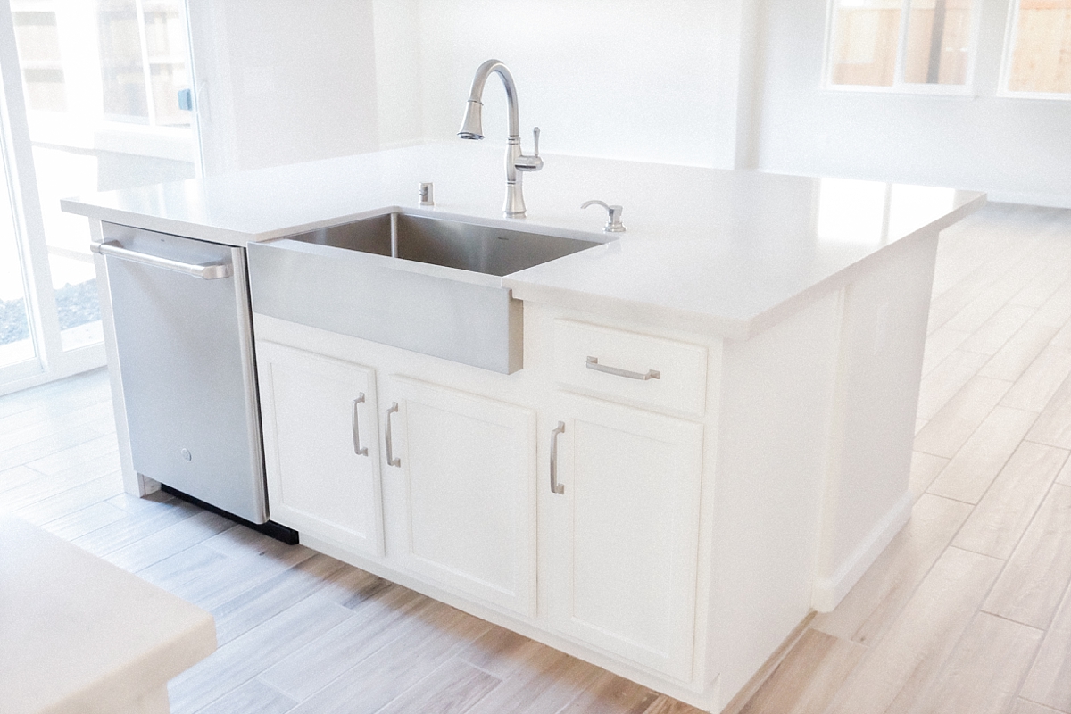 Stainless steel farmhouse sink and dishwasher